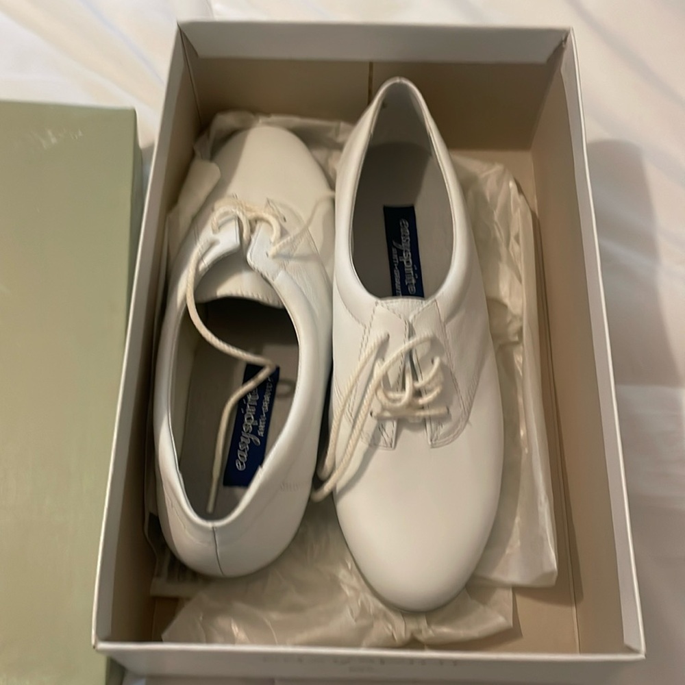 Selling, barely used easy spirit, anti-gravity shoes, size 8